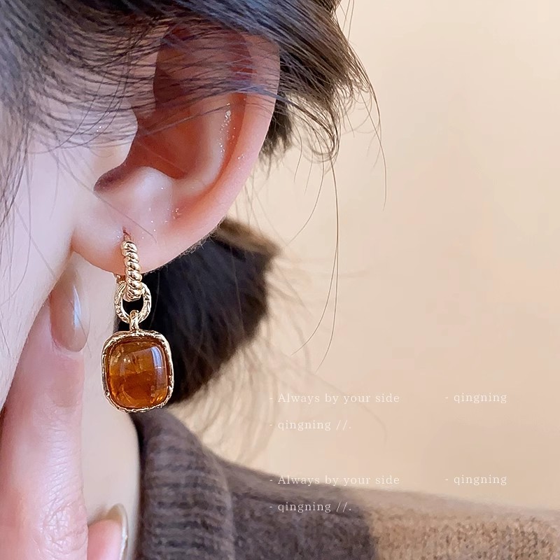 The Maillard dark red circle earrings for women exude a unique autumn and winter atmosphere. The stud earrings are a light luxury, niche and high-end accessory Specification drawing
