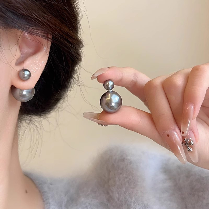 Wear more elegant pearl earrings, women's fashionable and light luxury commuting high-end earrings. 925 silver needle earrings, niche stud earrings Specification drawing