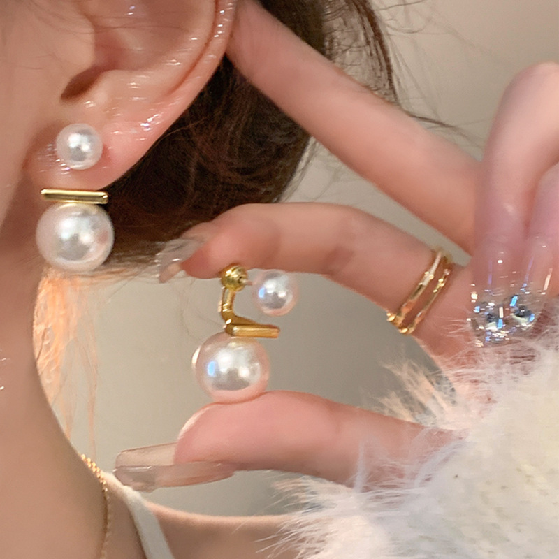 A pair of pearl earrings for women, 925 silver needle, with a unique and high-end feel, is a versatile and elegant light luxury ear accessory for summer full figure
