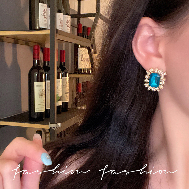 Sparkling diamond high-end and elegant earrings, niche retro and individual design, stud earrings, fashionable and unique for women, European and American style earrings Application Scenario
