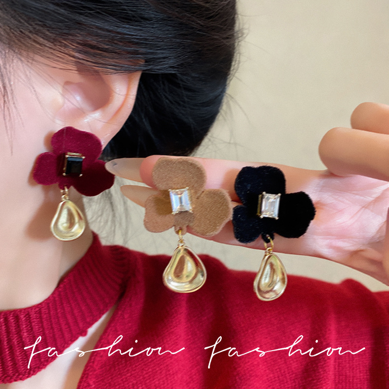 Autumn and winter collection of diamond-encrusted floral flocked stud earrings, light luxury and niche metal pendants, plush earrings, high-end Yiwu accessories details Picture
