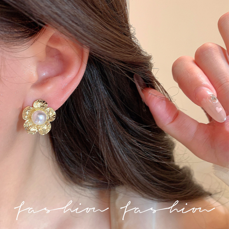 Hong Kong-style simple French-style high-end gold retro distressed stud earrings, women's flower pearl earrings, exquisite and fashionable earrings Application Scenario