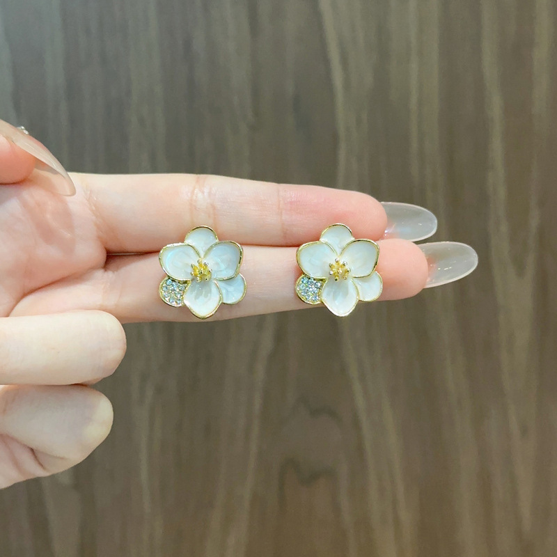 Korean Petal new trendy and niche design white petal earrings with a delicate fragrance style, a high-end accessory with a unique design sense for women Specification drawing