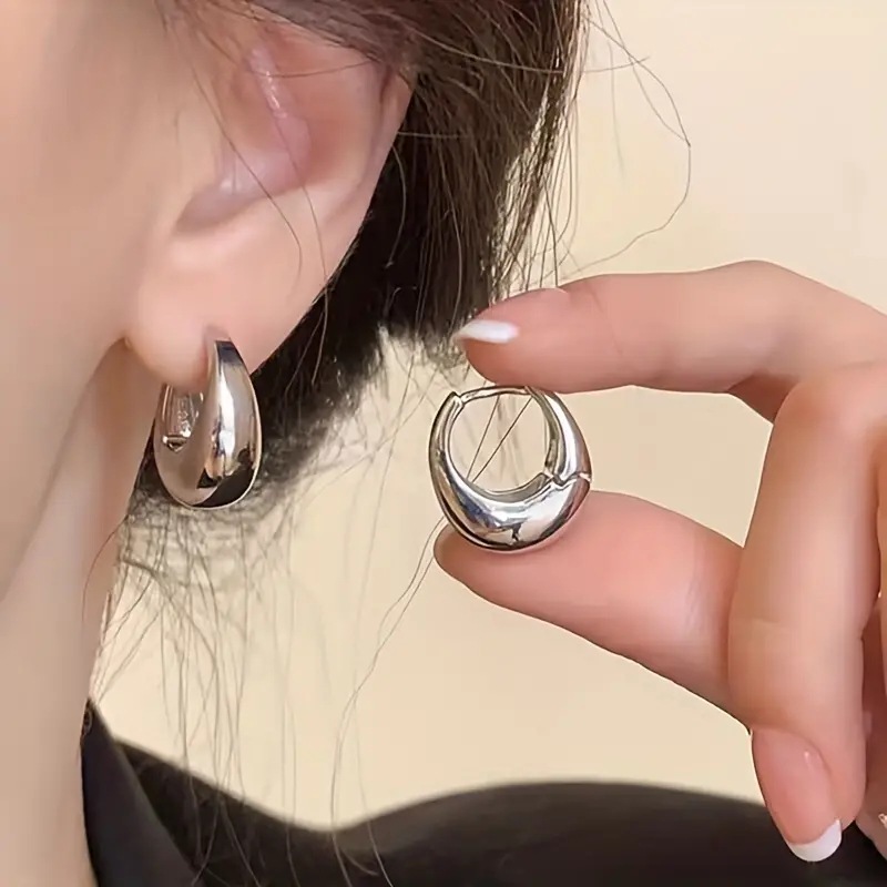 Cross-border creative cold style oval plain ring earrings, women's light luxury high-end earrings, simple and fashionable elegant ear rings full figure