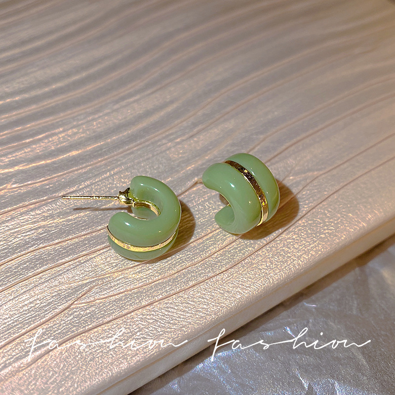 Simple C-shaped niche earrings for women, with a high-end and elegant design, light luxury stud earrings. Wholesale of the new 2023 stud earrings Specification drawing