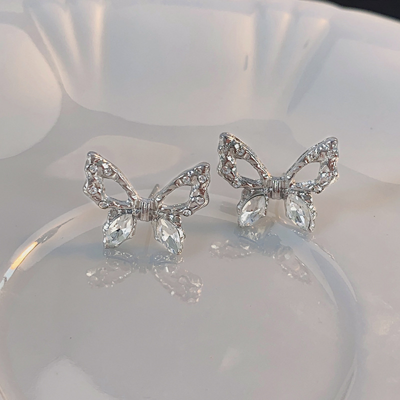 The new S925 silver needle ethereal hollowed-out butterfly stud earrings feature a simple design, a sweet and light luxury look, and are fashionable and elegant earrings Application Scenario