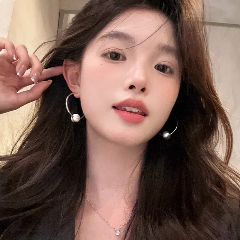 Exaggerated and grand round stud earrings from Japan and South Korea, featuring a niche design for women, are high-end earrings with a light luxury, simplicity and unique charm full figure