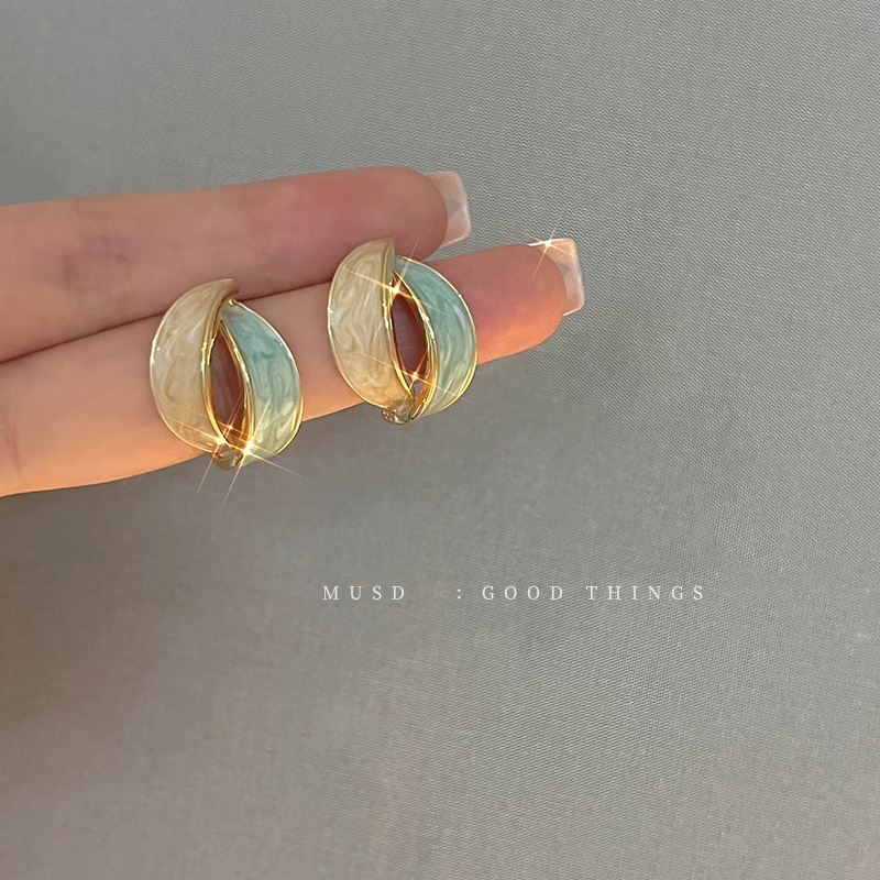 S925 Silver needle French retro earring style, color-block oil drip arc-shaped stud earrings, new trendy autumn and winter earrings for women Application Scenario