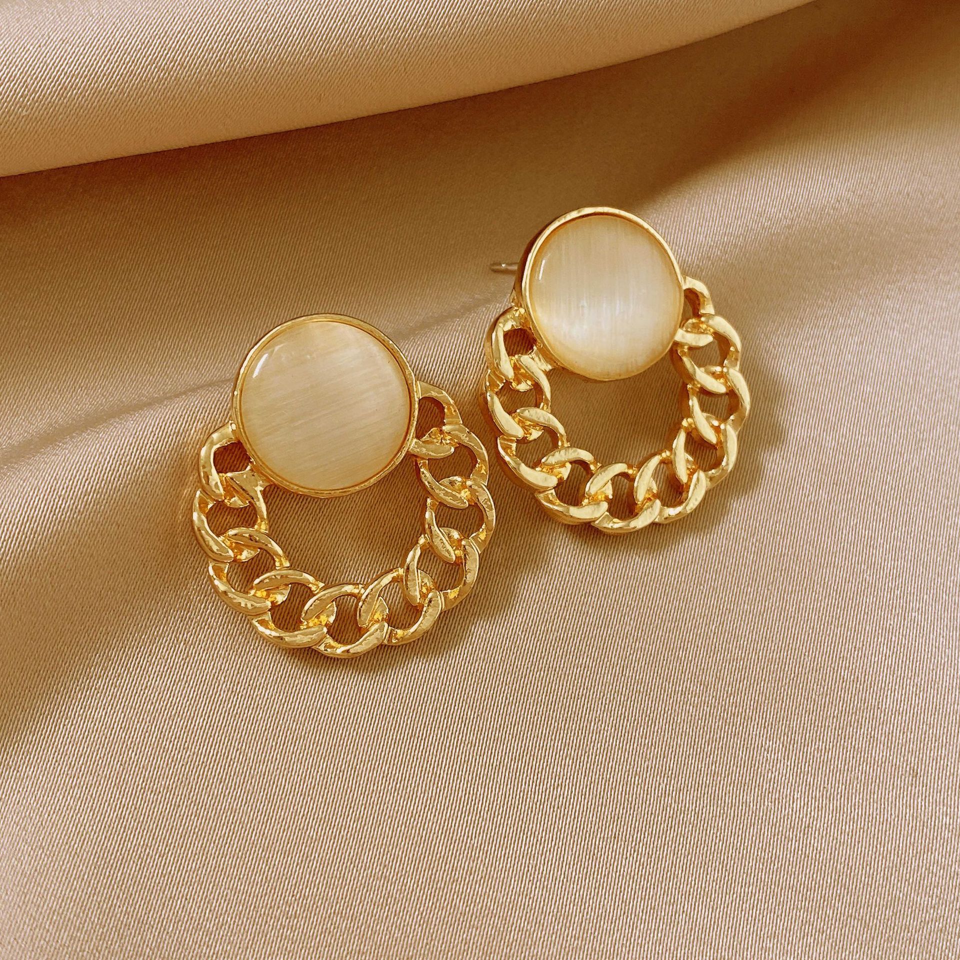 The new goddess-like pearl chain earrings exude a sense of sophistication for women. The simple stud earrings are a versatile and elegant Hong Kong style ear accessory Item Picture