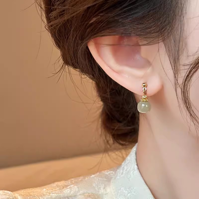 New Chinese-style faux chalcedony earrings, women's niche, light luxury, high-end fringed earrings, simple and elegant, versatile stud earrings Application Scenario