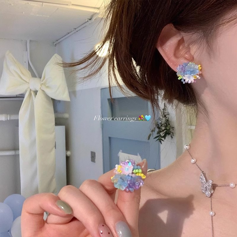 The same flower-shaped earrings as Yu Shuxin's, spring dopamine-colored beaded earrings, are light luxury, niche and high-end earrings full figure