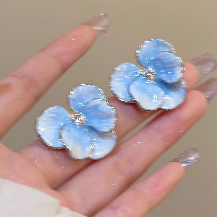 The real thing is extremely beautiful! The flower earrings have a niche design sense and a high-end feel. The retro petal stud earrings are a unique and light luxury accessory for women Application Scenario