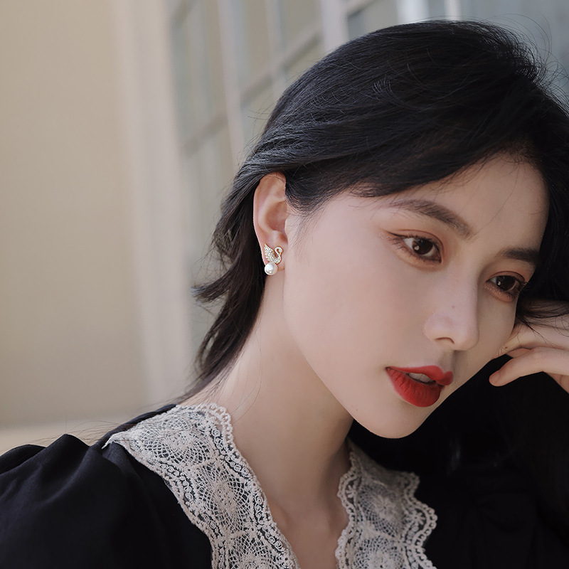 S925 Silver Needle Korean version Swan Full diamond pearl Stud earrings, light luxury, high-end, elegant, simple and individual earrings and earrings for women Application Scenario