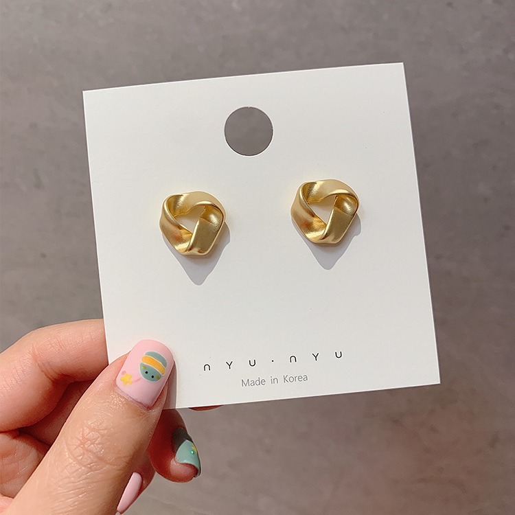 The golden ear studs from Dongdaemun, South Korea, are versatile and elegant for women. The 925 silver needle earrings are cool and stylish earrings full figure