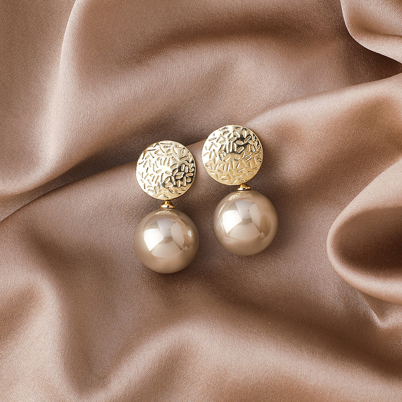 New Korean-style stylish metal champagne-colored pearl stud earrings with a simple and cold style Application Scenario