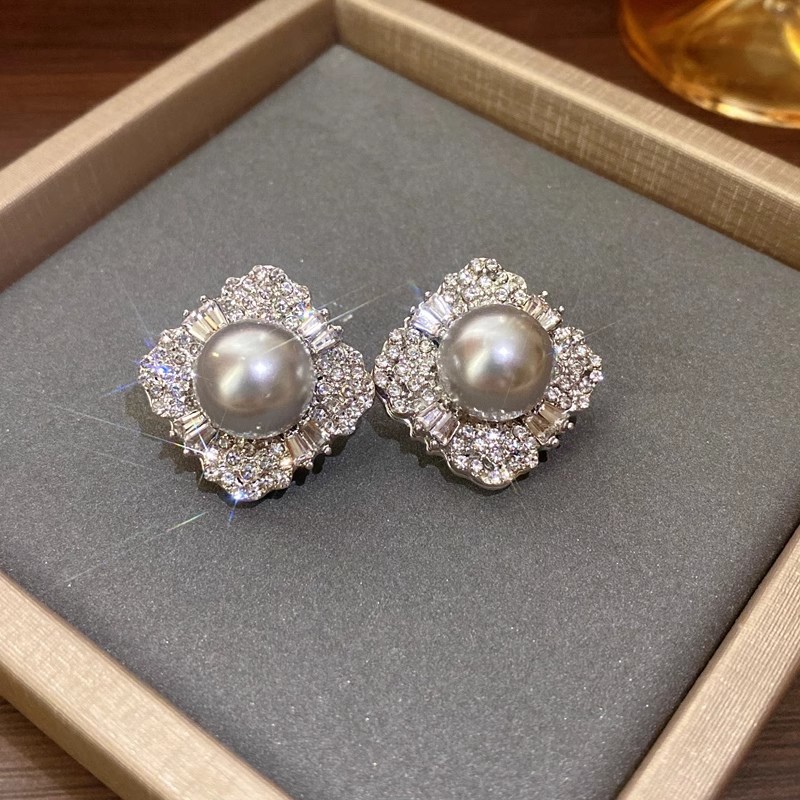 Super Flash Zircon grey pearl stud earrings, women's light luxury Chanel style fashionable earrings, elegant and high-end, versatile earrings Application Scenario