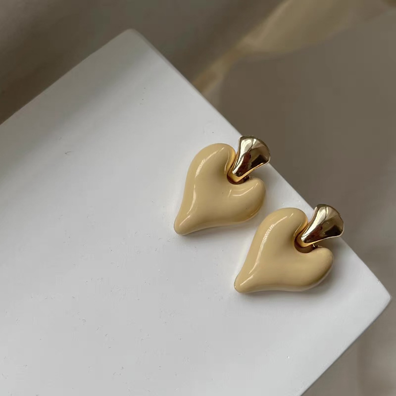 S925 Silver Needle Butter Drop Glaze heart-shaped earrings in ins, with a cold and elegant European and American light luxury feel, exaggerated fashion and individuality, stud earrings Application Scenario