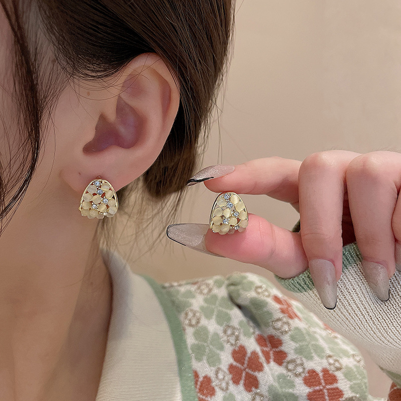 French retro high-end style golden cat's eye stone oval silver needle stud earrings, women's niche design sense and elegant earrings details Picture