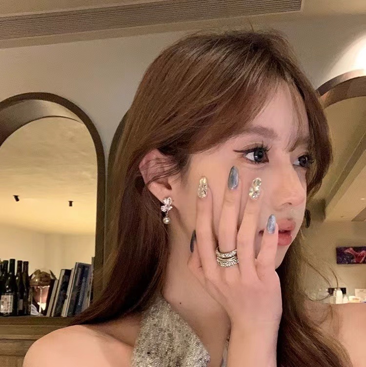 The 2025 new grey butterfly pearl earrings are gentle and versatile for women. The tassel stud earrings are a niche and high-end design accessory Application Scenario