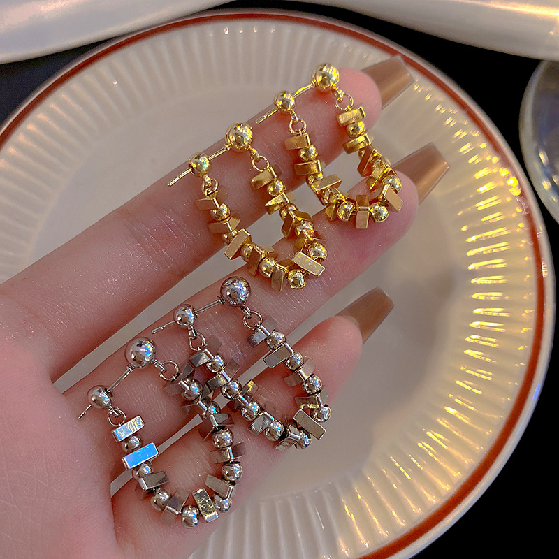 Korean-style triangular earrings with a unique design sense for women, chain earrings, cold style, simple and individual stud accessories full figure