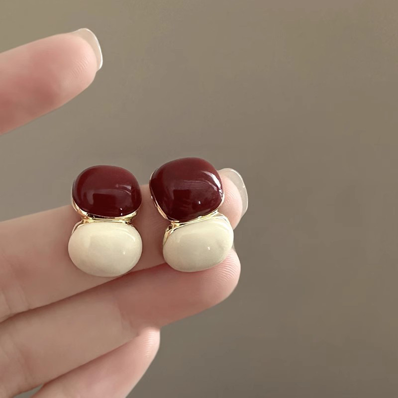 Retro Encore red patchwork round stud earrings, simple and fashionable style earrings, autumn and winter niche design sense earrings details Picture