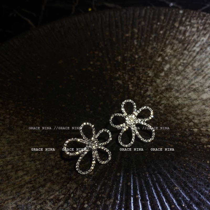 Xiaohongshu's best-selling sparkling diamond stud earrings 2025 new trendy earrings for women, Korean style, popular flower-shaped slimming earrings details Picture