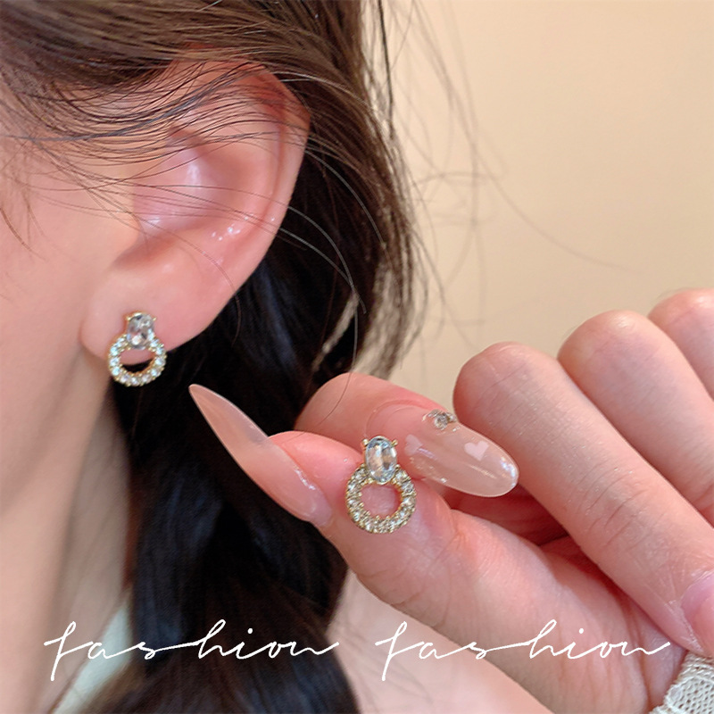Exquisite circular earrings full of diamonds, small ear studs, stylish, no need to remove ears for sleep, light luxury and simple commuting accessories details Picture