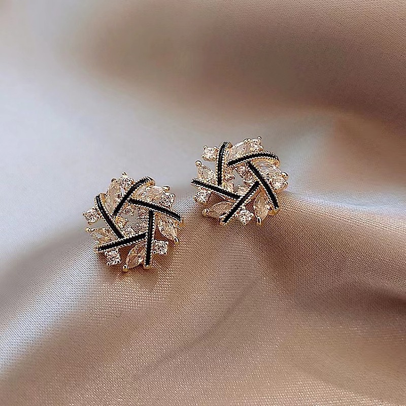 S925 Silver Needle Korean stylish Trendy earrings, women's cross-ear studs, high-end trendy trendy trendy earrings and earrings Application Scenario