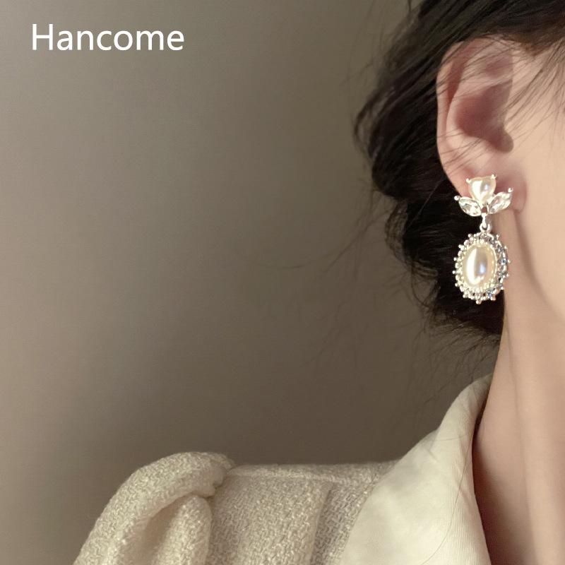 High-end French retro pearl earrings, women's light luxury and ethereal internet-famous stud earrings S925 silver needle earrings wholesale Application Scenario