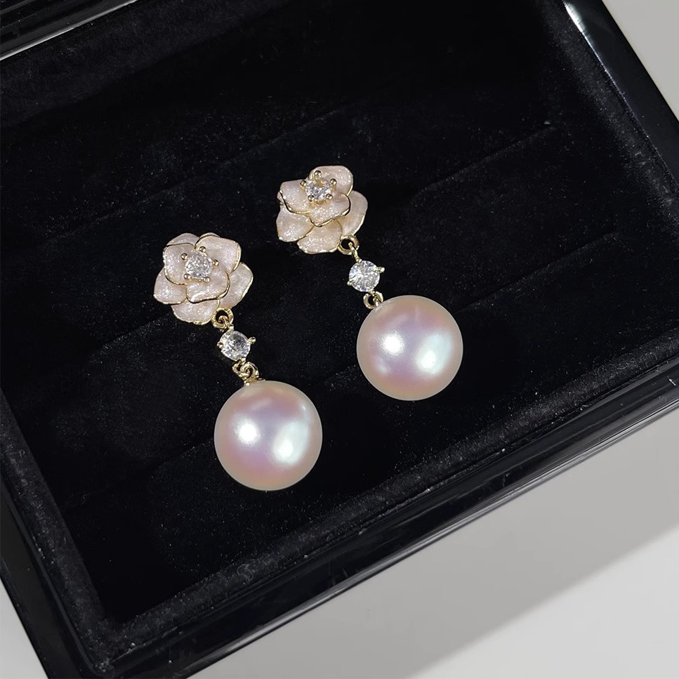 Pink camellia pearl flower stud earrings for women, a light luxury, fashionable and high-end look, simple and elegant, versatile earrings Application Scenario
