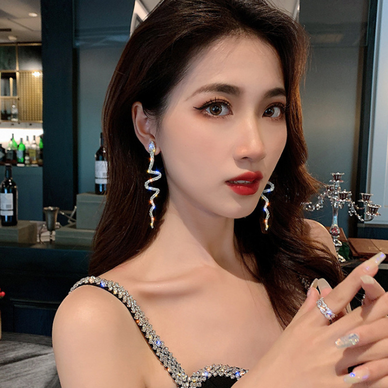 The same style of full-diamond dynamic snake-shaped earrings as Dilraba, women's light luxury, fashionable and high-end stud earrings, elegant tassel earrings full figure