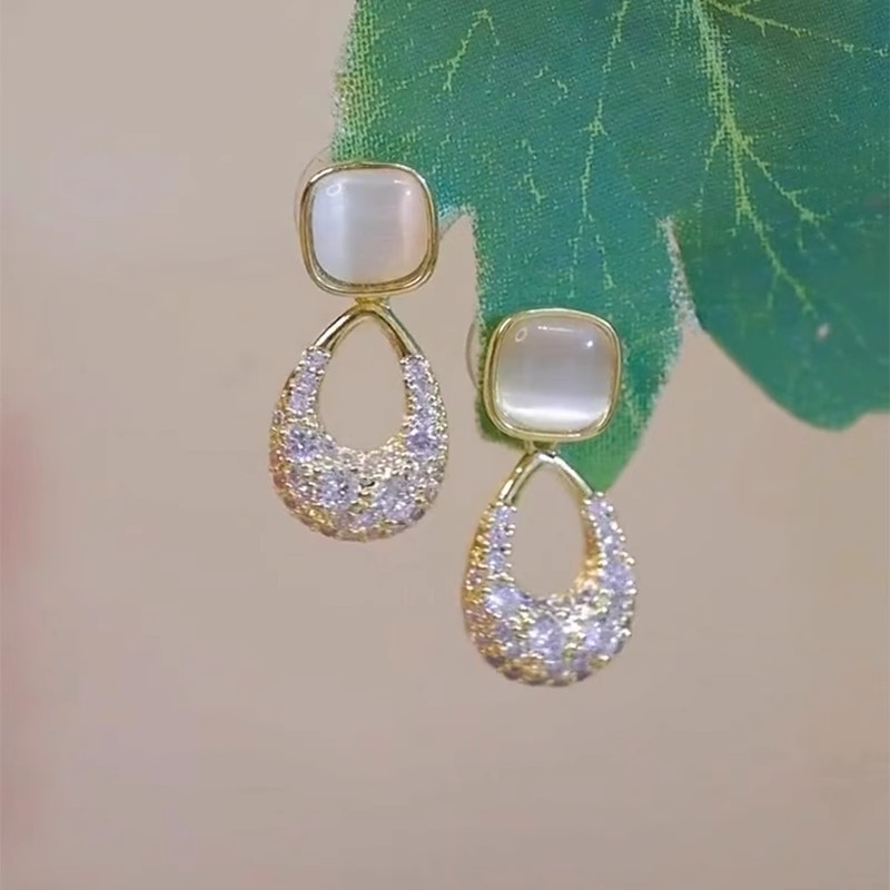 Sparkling full diamond square teardrop-shaped stud earrings, a niche design for women, fashionable and versatile earrings, a light luxury and high-end ear accessory Application Scenario