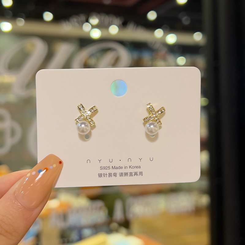 Cross-pearl stud earrings with silver needles, small and stylish earrings for Korean women, popular for women in 2024 full figure