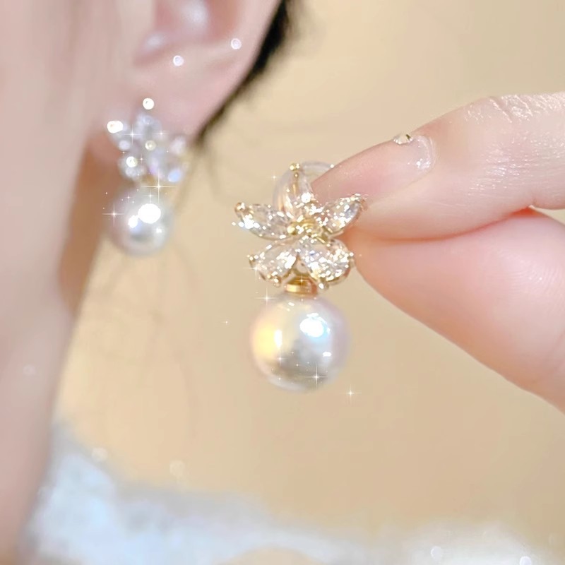 French light luxury shining sunflower pearl stud earrings, niche design, simple and exquisite, fashionable and high-end, versatile earrings details Picture