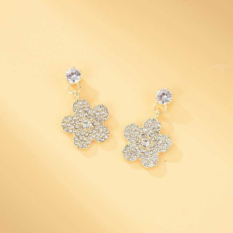 New super sparkling full diamond elegant flower earrings for women, Dongdaemun, South Korea, fashionable and versatile, sweet petal super fairy stud earrings details Picture