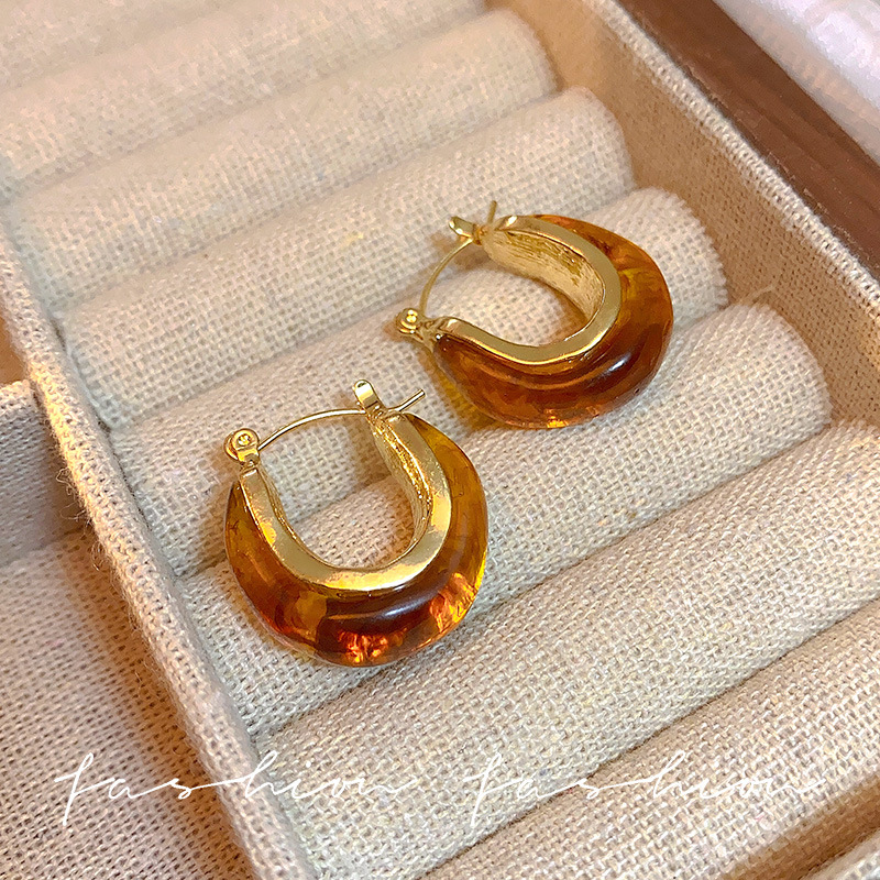 The Maillard French retro metal stud earrings for autumn and winter exude a high-end, Hong Kong-style style. The ear rings are unique and personalized, as well as the earrings and earrings Specification drawing