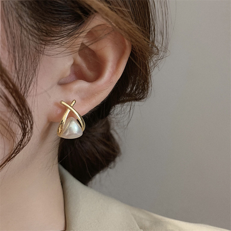 S925 Silver needle geometric triangular crossed pearl stud earrings for women, retro, simple and elegant, light luxury earrings wholesale Application Scenario