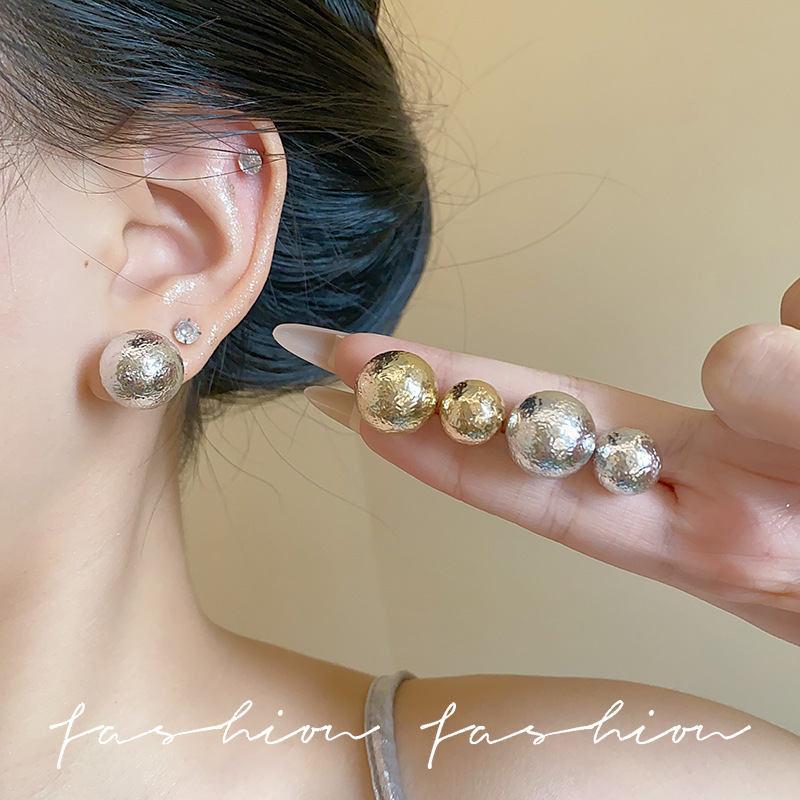 Cold style irregular spherical patterned pearl stud earrings, high-end women's fashionable commuting classic earrings and accessories wholesale details Picture