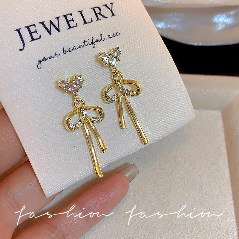 Silver needle InS-style design, heart-shaped bow stud earrings, lively, sweet, cool, light luxury, high-end and fashionable earrings for women full figure