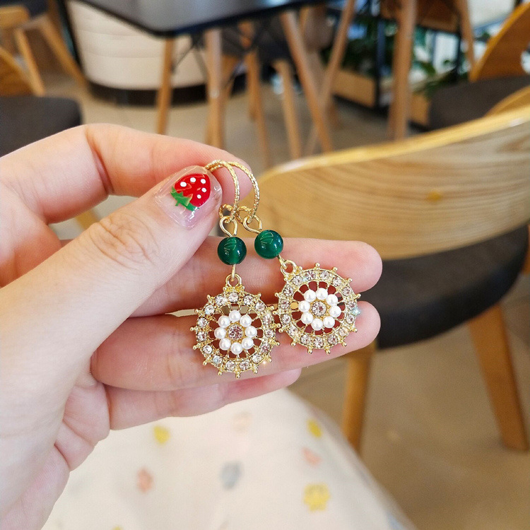 Lucky disc micro-inlaid craft earrings, French pearl earrings for women, simple and fashionable, Japanese and Korean style earrings, retro stud earrings full figure