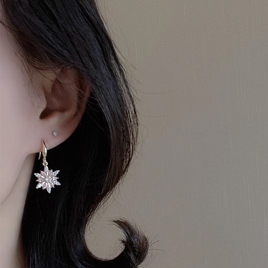 Cute Christmas snowflake stud earrings for autumn and winter, women's light luxury, exquisite and fashionable, versatile earrings, niche design, high-end sense earrings Application Scenario