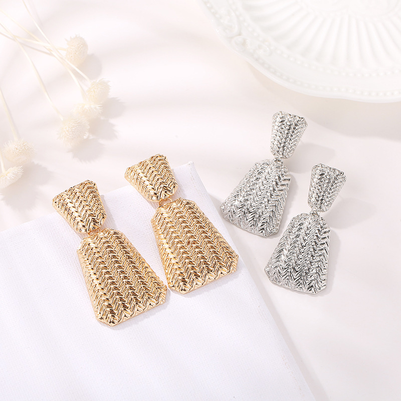Cross-border new products, personalized geometric exaggerated stud earrings, fashionable wavy trapezoidal earrings, punk style popular accessories wholesale full figure