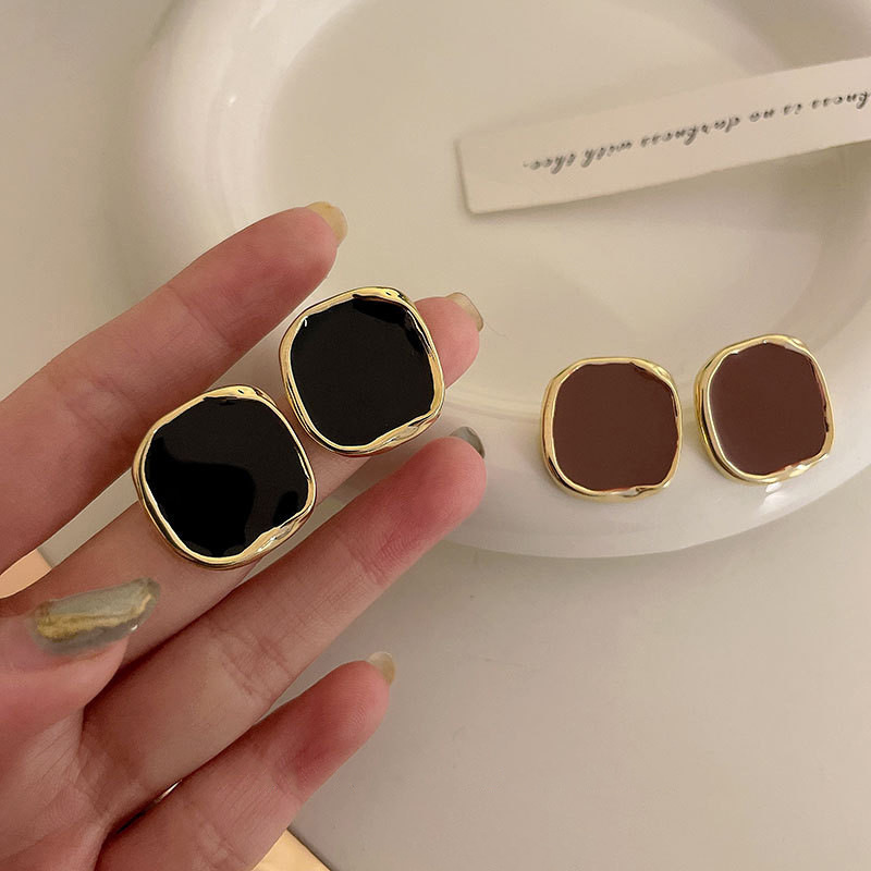 The S925 silver-needle French retro oil-dropping stud earrings are versatile, with a gentle texture and a feminine Hong Kong style. They are square and exude a soft and simple charm details Picture