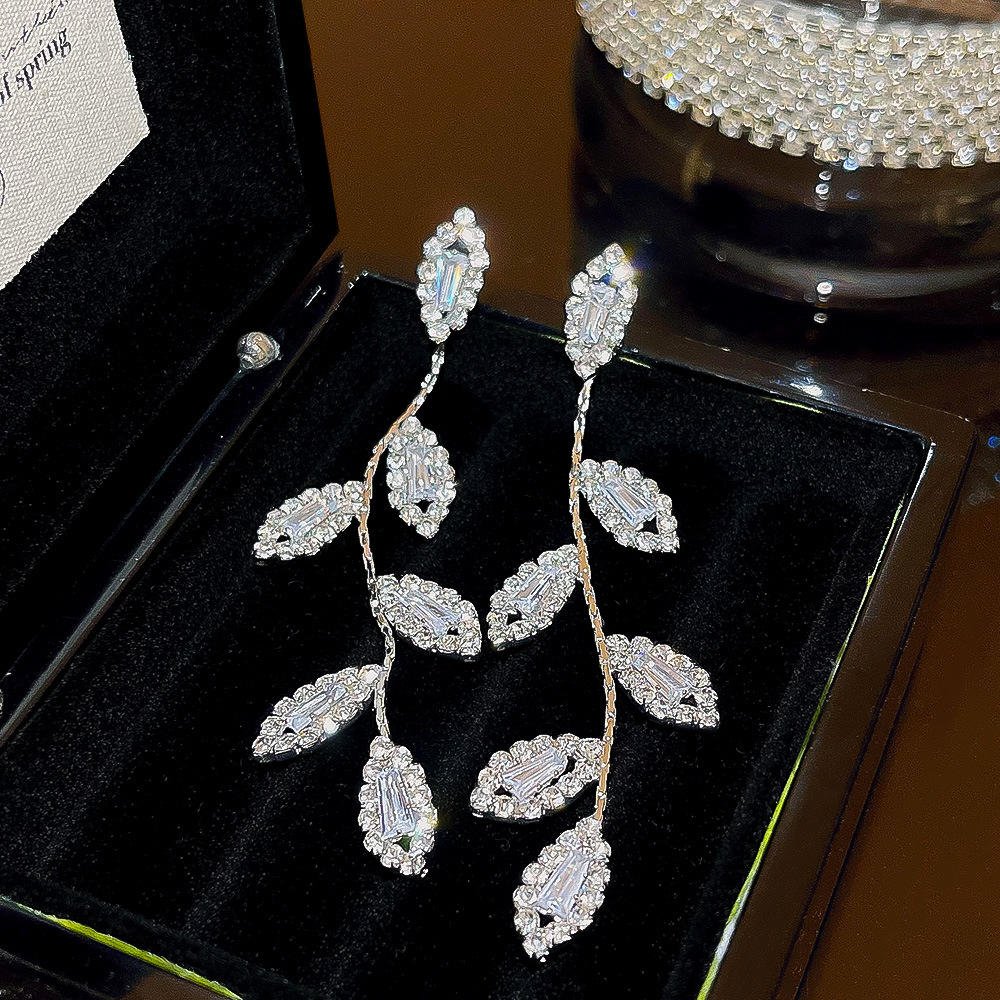 Korean-style light luxury, fashionable and elegant, versatile leaf earrings, tassels, high-end feel, the same style as Internet celebrities, socialist-style earrings wholesale Application Scenario