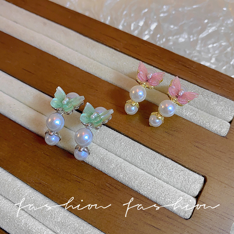 Mint green butterfly pearl stud earrings for women, sweet and elegant forest-style earrings, delicate and individual earrings, silver needles full figure