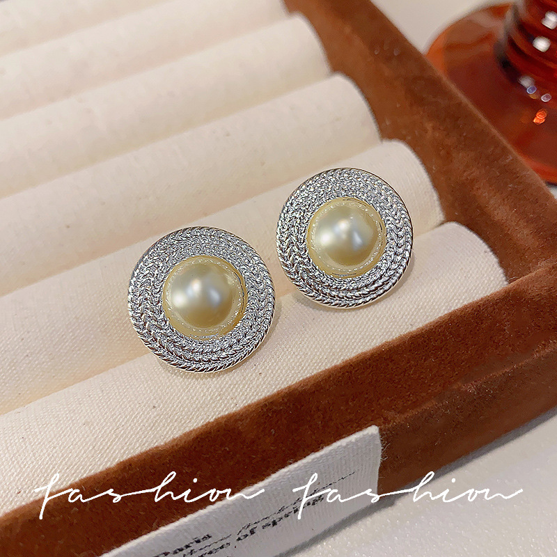 European and American high-end style heavy industry design zircon micro-inlaid large pearl stud earrings, unique and versatile, elegant oval artistic earrings Specification drawing