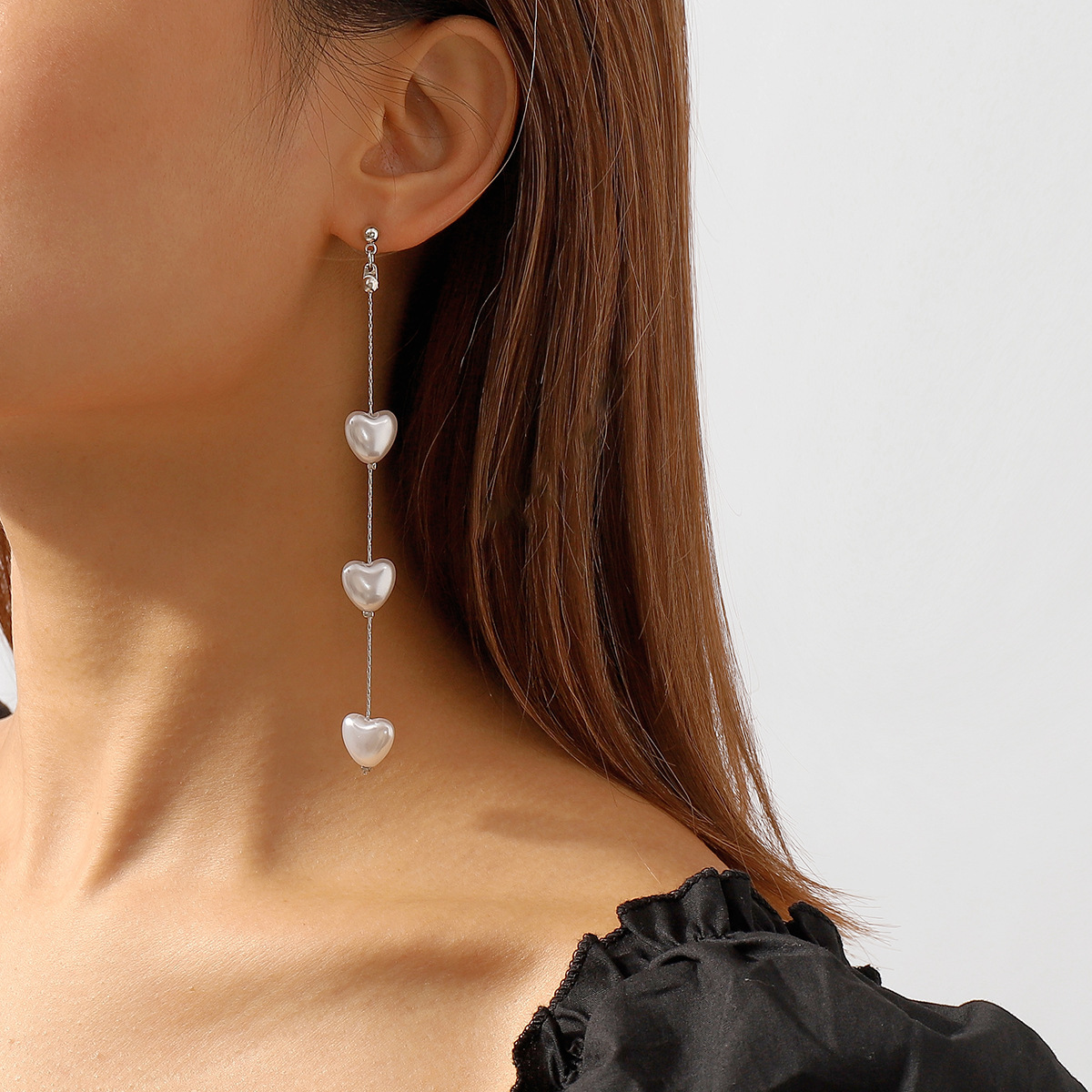 French unique and niche style earrings, long pearl heart-shaped earrings, cold and elegant earrings for women full figure