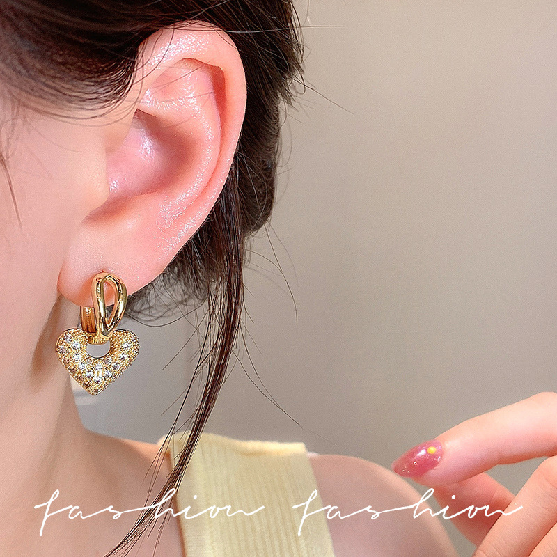 Exquisite and compact, fully diamond-encrusted heart-shaped ear buckles, with a light luxury and niche design sense, fashionable and versatile earrings. Two pairs, a stylish and elegant ear accessory Application Scenario