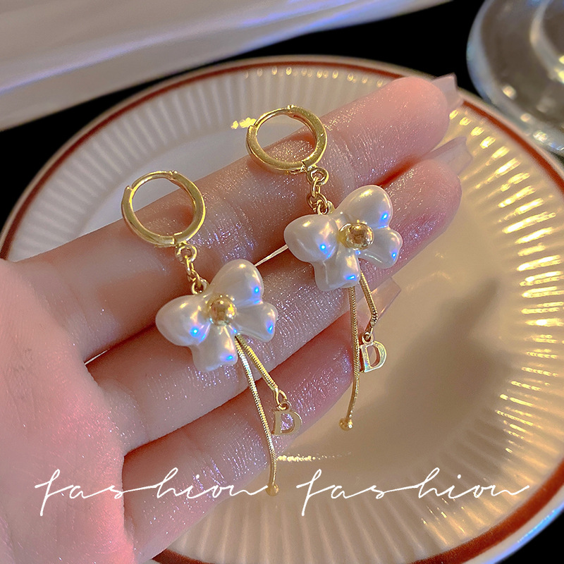 Ethereal bow tassel earrings, a niche design for women, long earrings, fashionable, individual and elegant ear buckles and earrings full figure