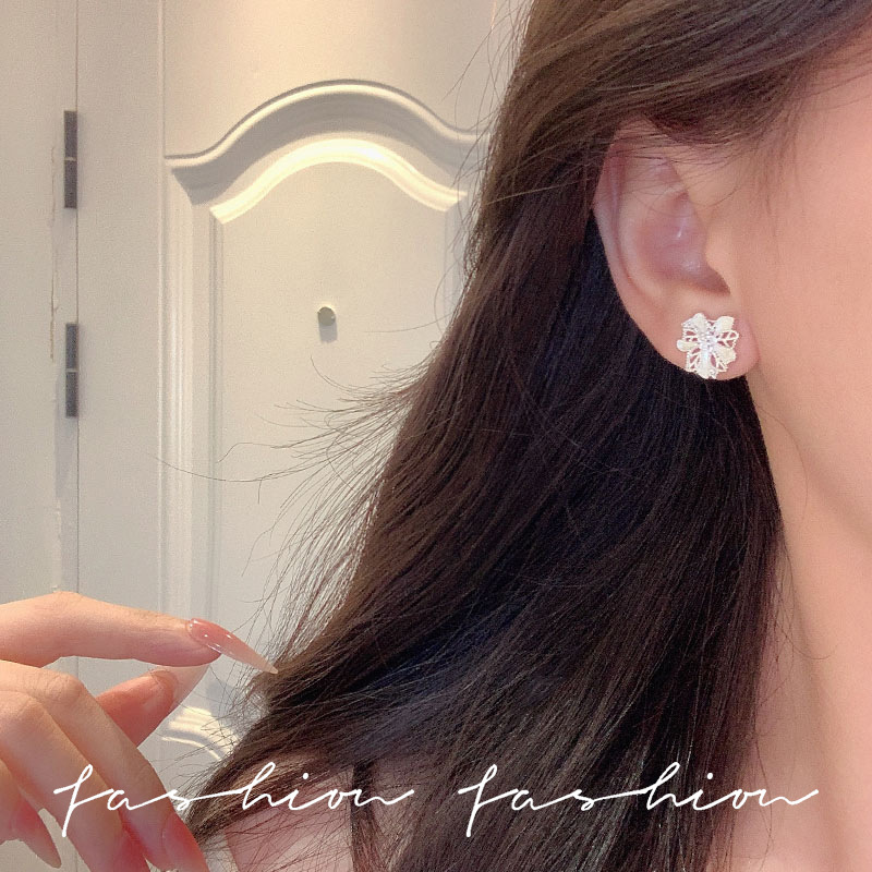 Wholesale of Korean-style ins light luxury flower-shaped stud earrings with hollowed-out lace, a niche and high-end look, fresh and sweet small earrings Application Scenario